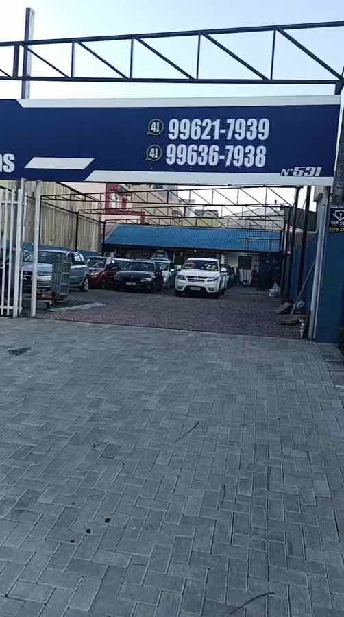 Estrutura metálica azul de cobertura instalada em pátio comercial