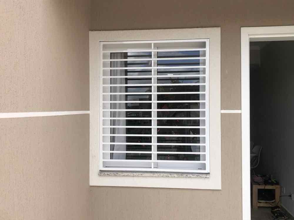 Grade de proteção em padrão diagonal instalada em janela residencial