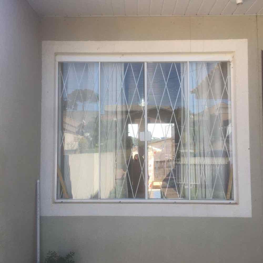 Grade de proteção em padrão losango instalada em janela residencial