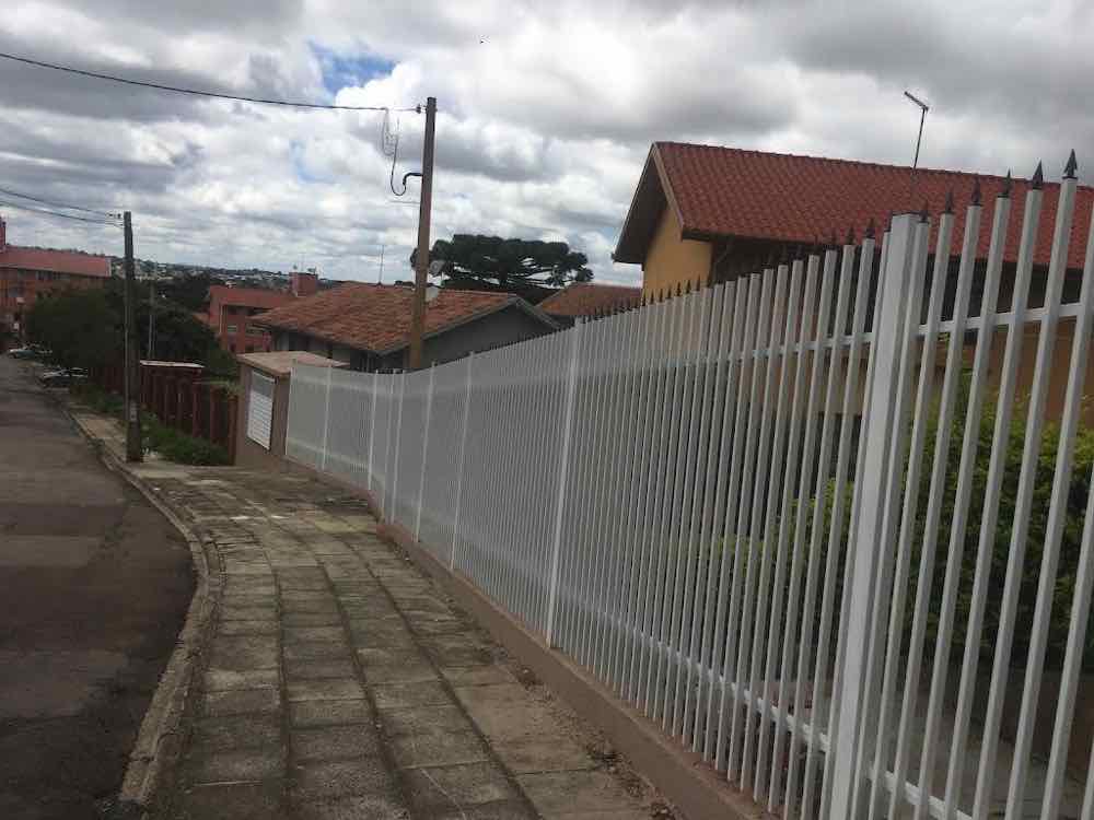 Gradil metálico residencial de grande extensão